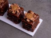 4 Mini Almond & Salted Caramel Cakes 