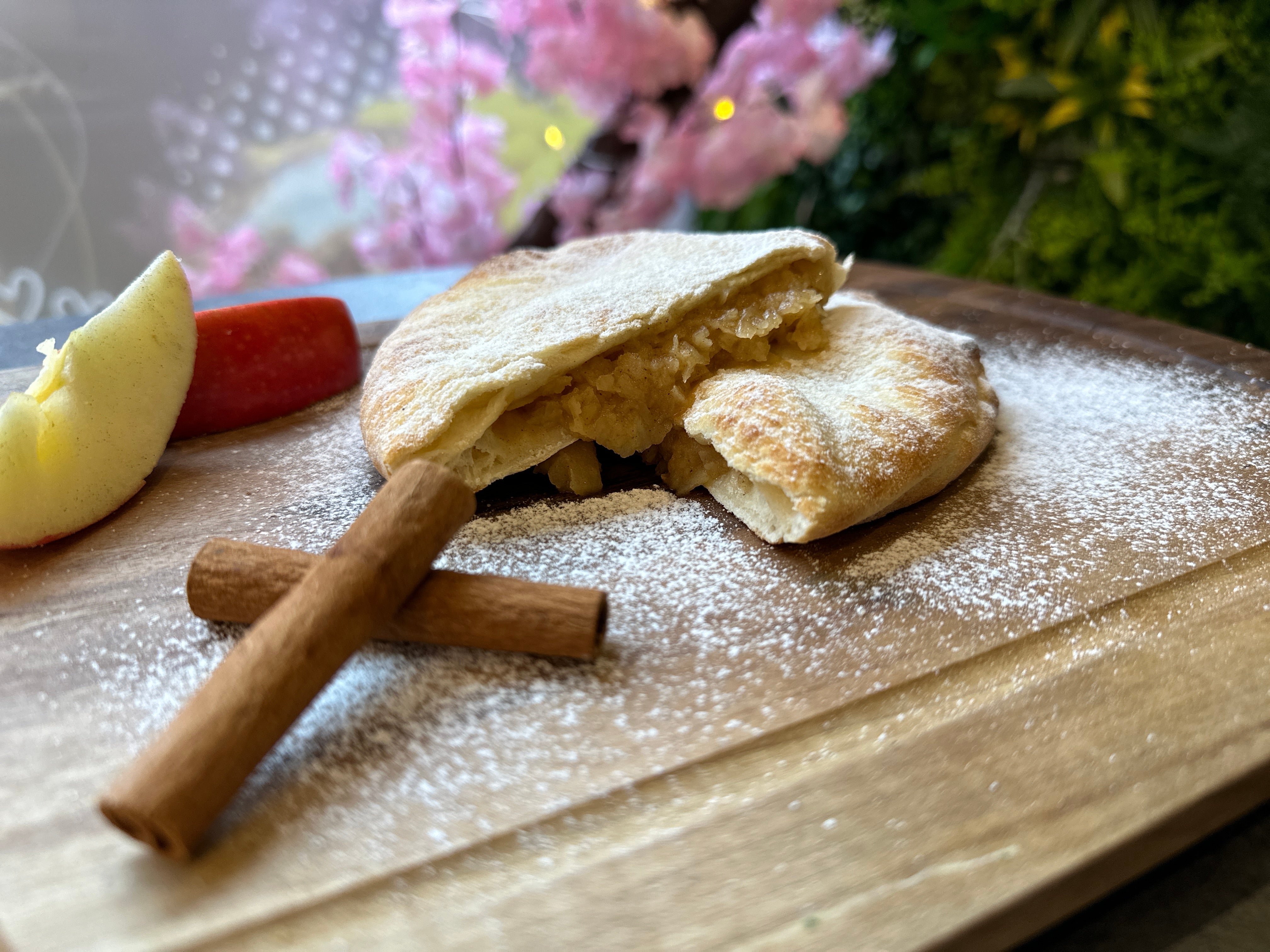 Appel Cinnamon Calzone