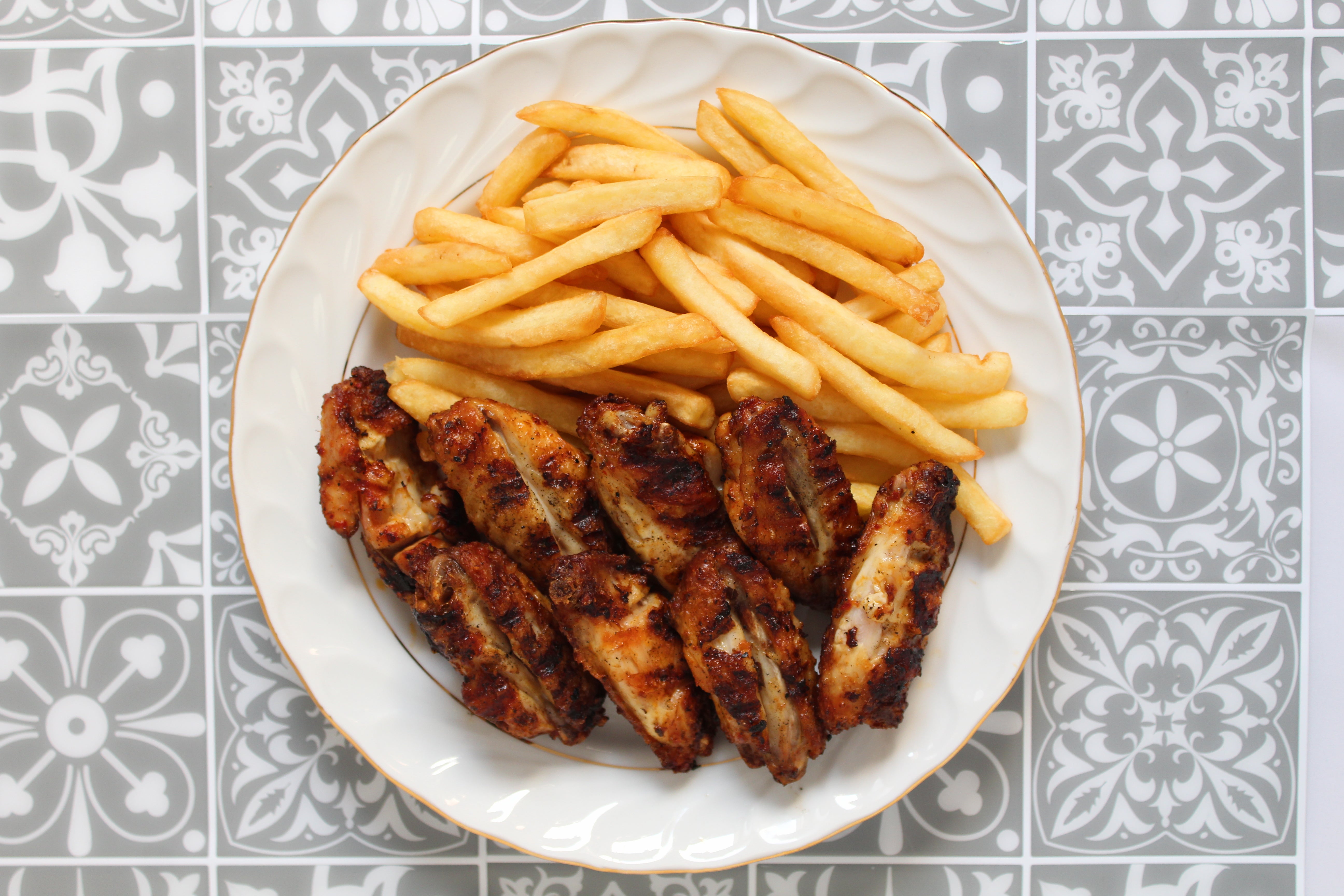 8 Chicken Wings with Chips and Salad