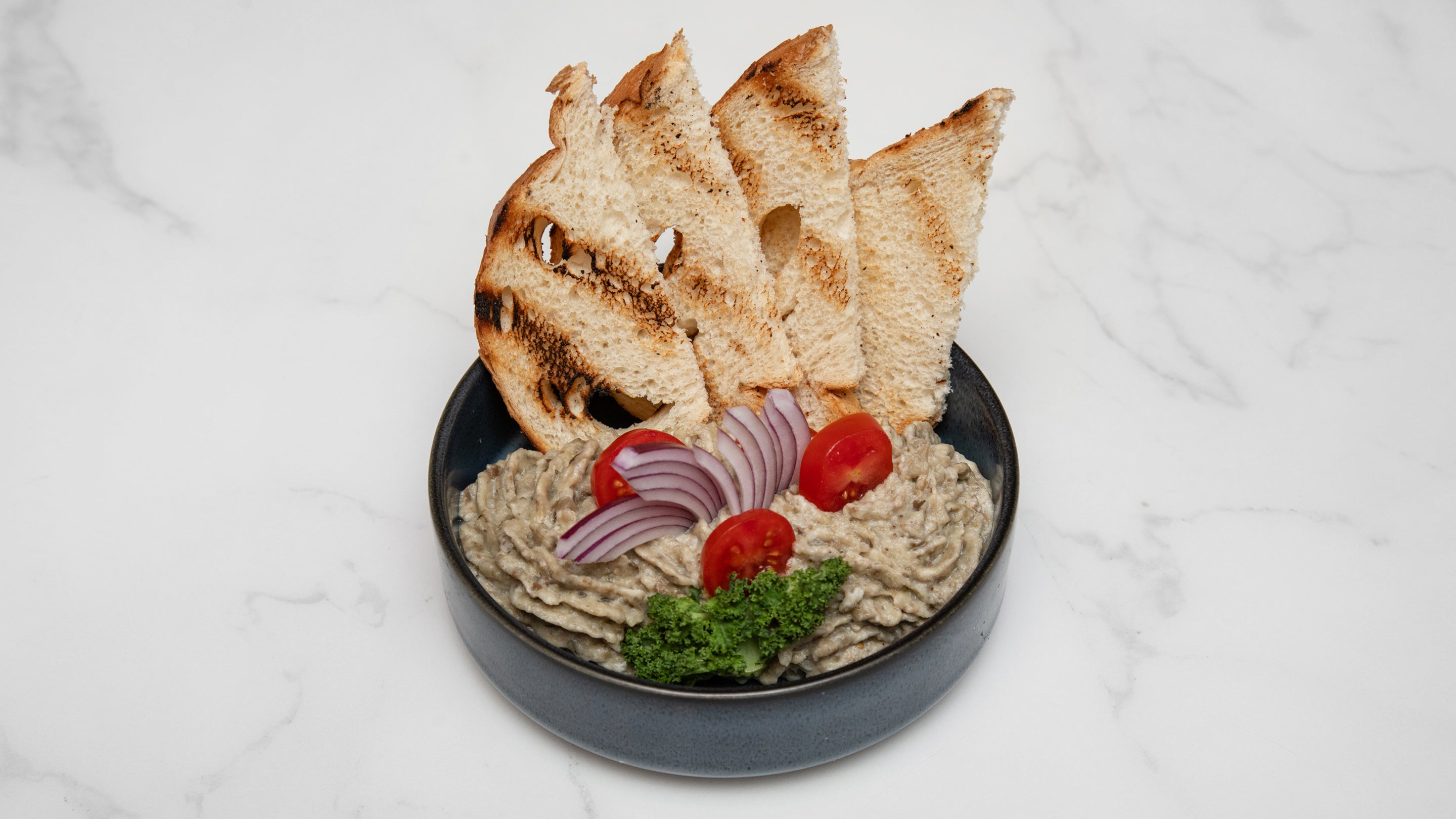 Salată De Vinete Rumenite Cu Bruschete Aromate