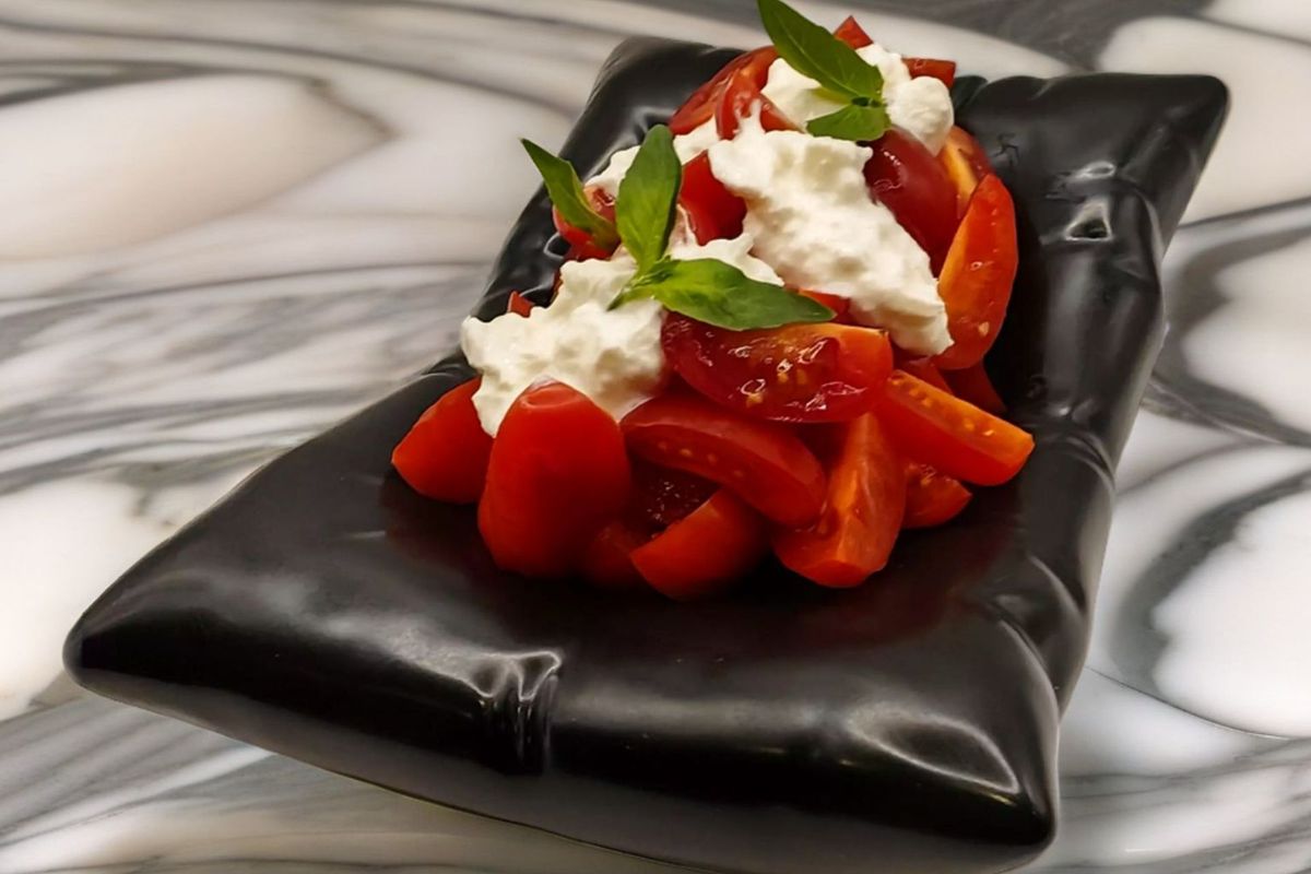 Tomato & stracchiatella salad (V) 