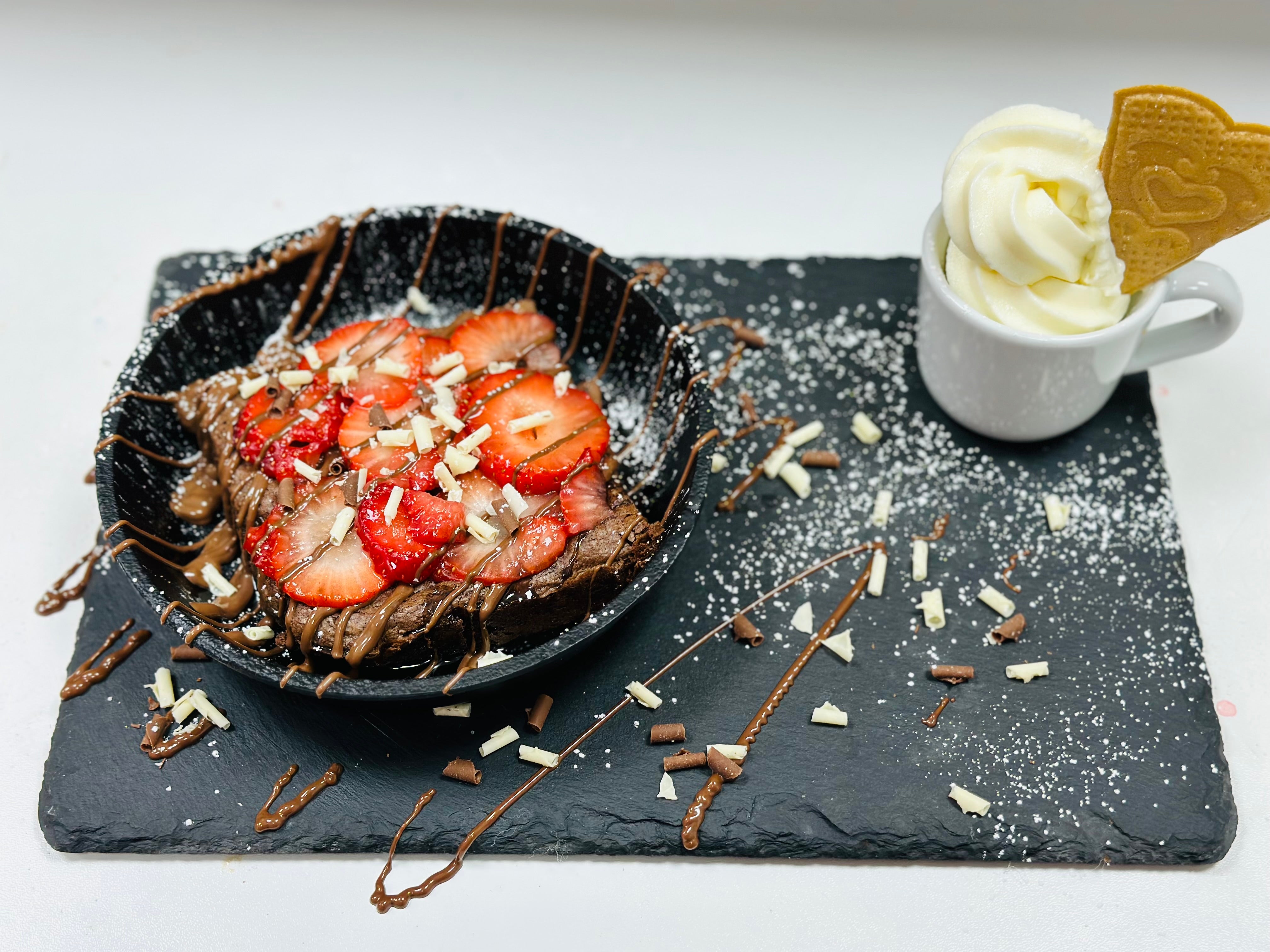 Milk Chocolate & Strawberry Brownie Melt