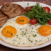 Fried Eggs With Toast (Жареные яйца)