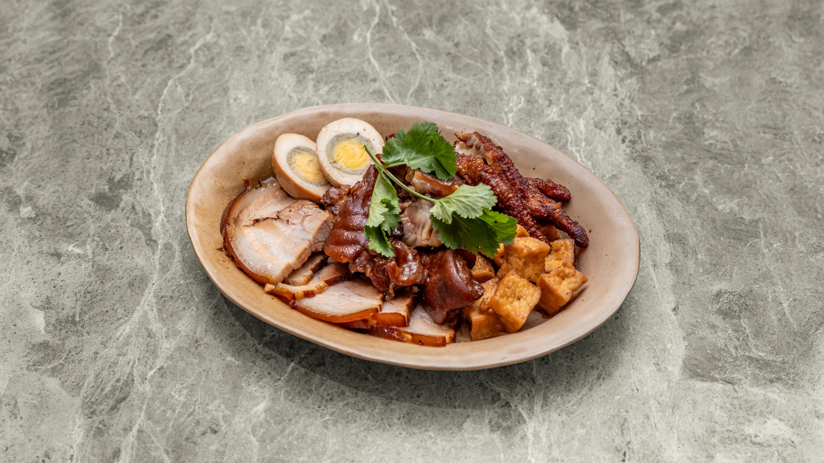 潮汕卤水拼盘（鸡蛋+老豆腐+鸡脚+猪 手+五花肉）Traditional TeoChew Marinated Platter