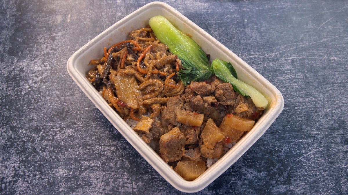 双拼饭 + 泡菜 + 软饮自选 Double Combo Rice and Kimchi and Soft Drink (Vegetables Included)
