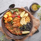 Cajun style chicken quinoa bowl & Co with spicy mint sauce
