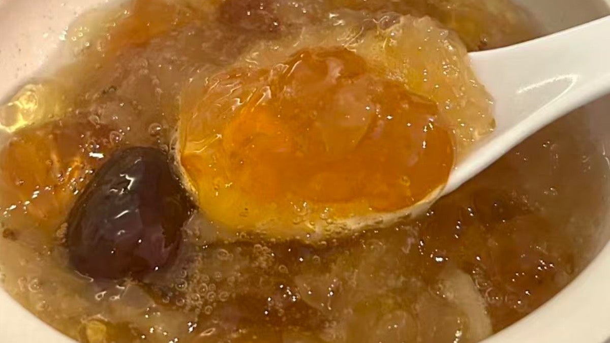 红枣银耳炖桃胶 Red dates and tremella fungus with peach resin