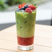 Specialties Iced Berries Matcha Latte