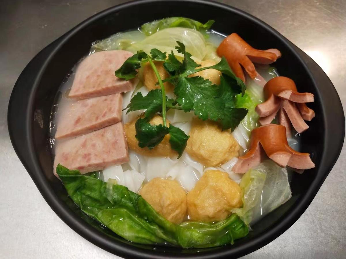 Non-Spicy Fish Balls and Sausage with Vermicelli / Udon 清汤香肠鱼丸汤米线/乌冬