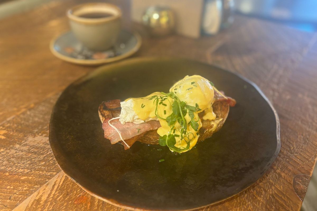 Benedict with streaky bacon