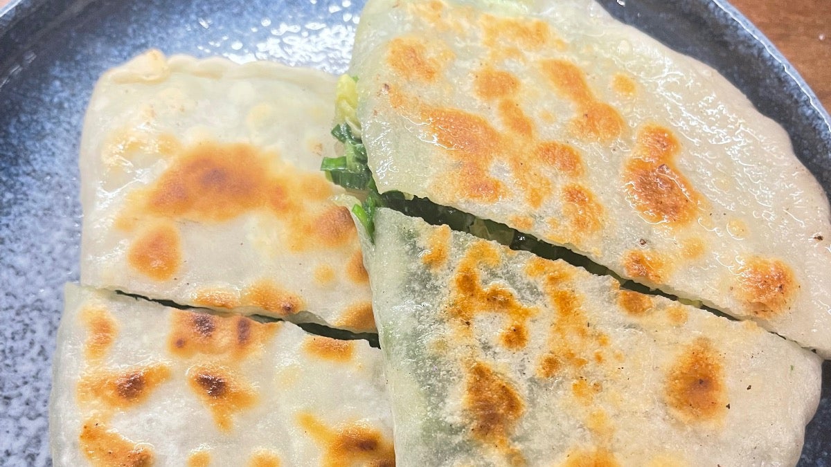 B72 韭菜盒子 Pan Grilled Chive Pancake Pocket