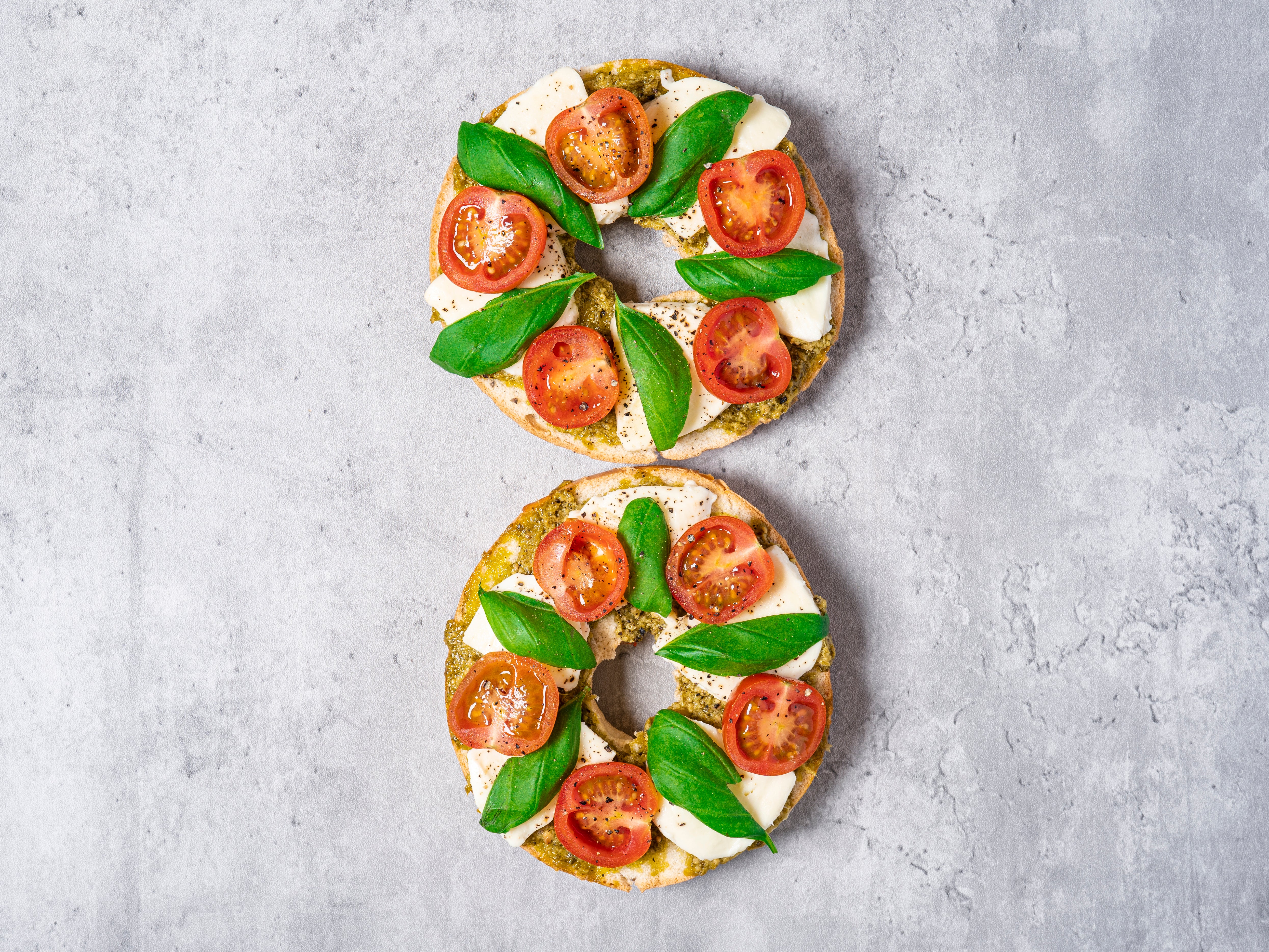 Toasted bagel with mozzarella, cherry tomatoes & green pesto ������
