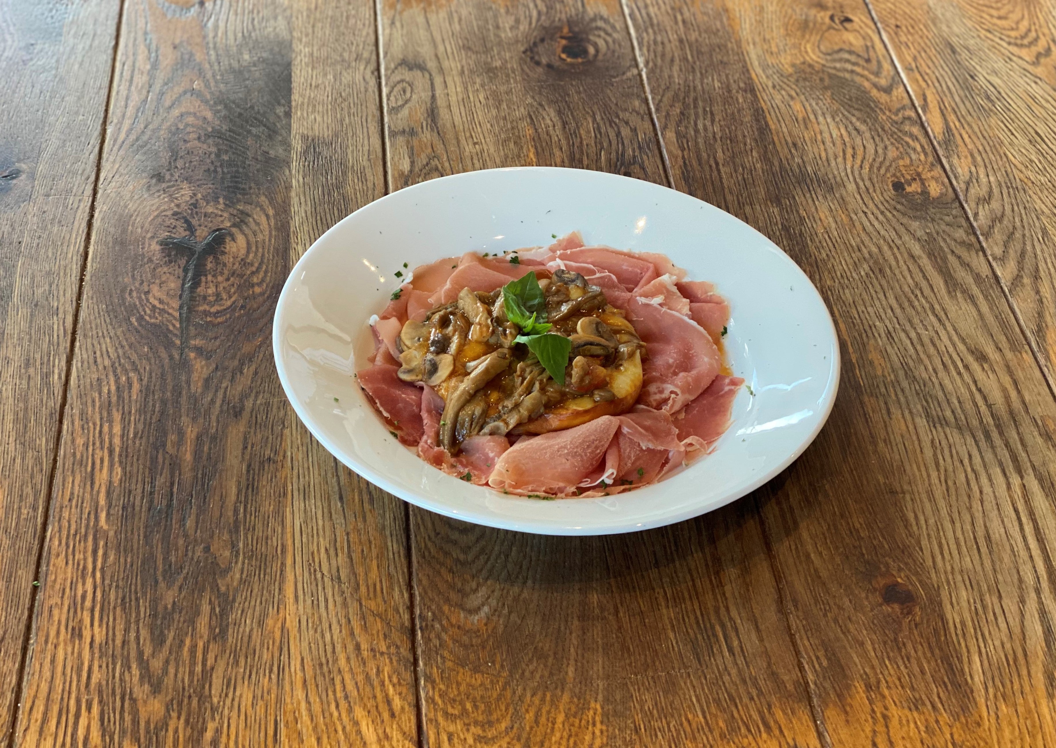 Scamorza Affumicata con Funghi Misti , Prosciutto di Parma