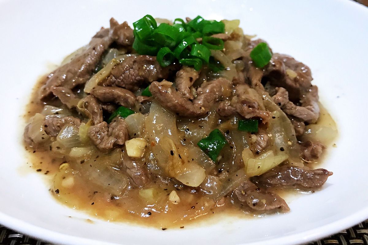 551. Taiwanese Beef In Black Pepper Sauce Rice Bowl 台式黑椒牛肉蓋饭