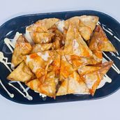 Craft Samoosa With Thaheena And Hot Sauce