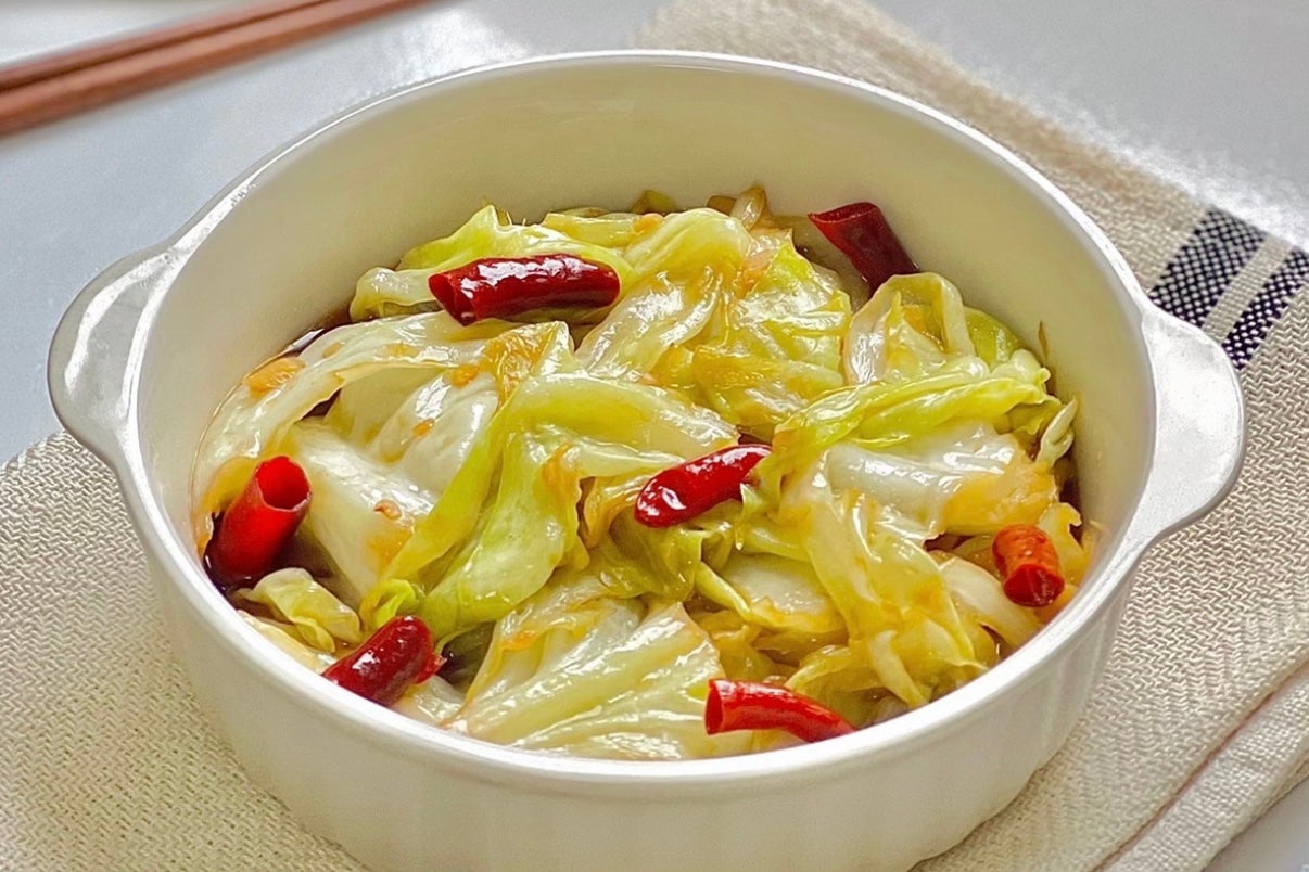 手撕包菜 **Hand-Torn Cabbage Stir-Fry**