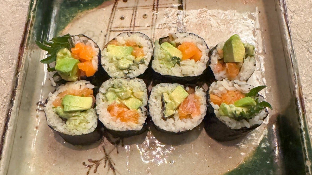 Salmon & Avocado Sushi Roll (8 pcs)