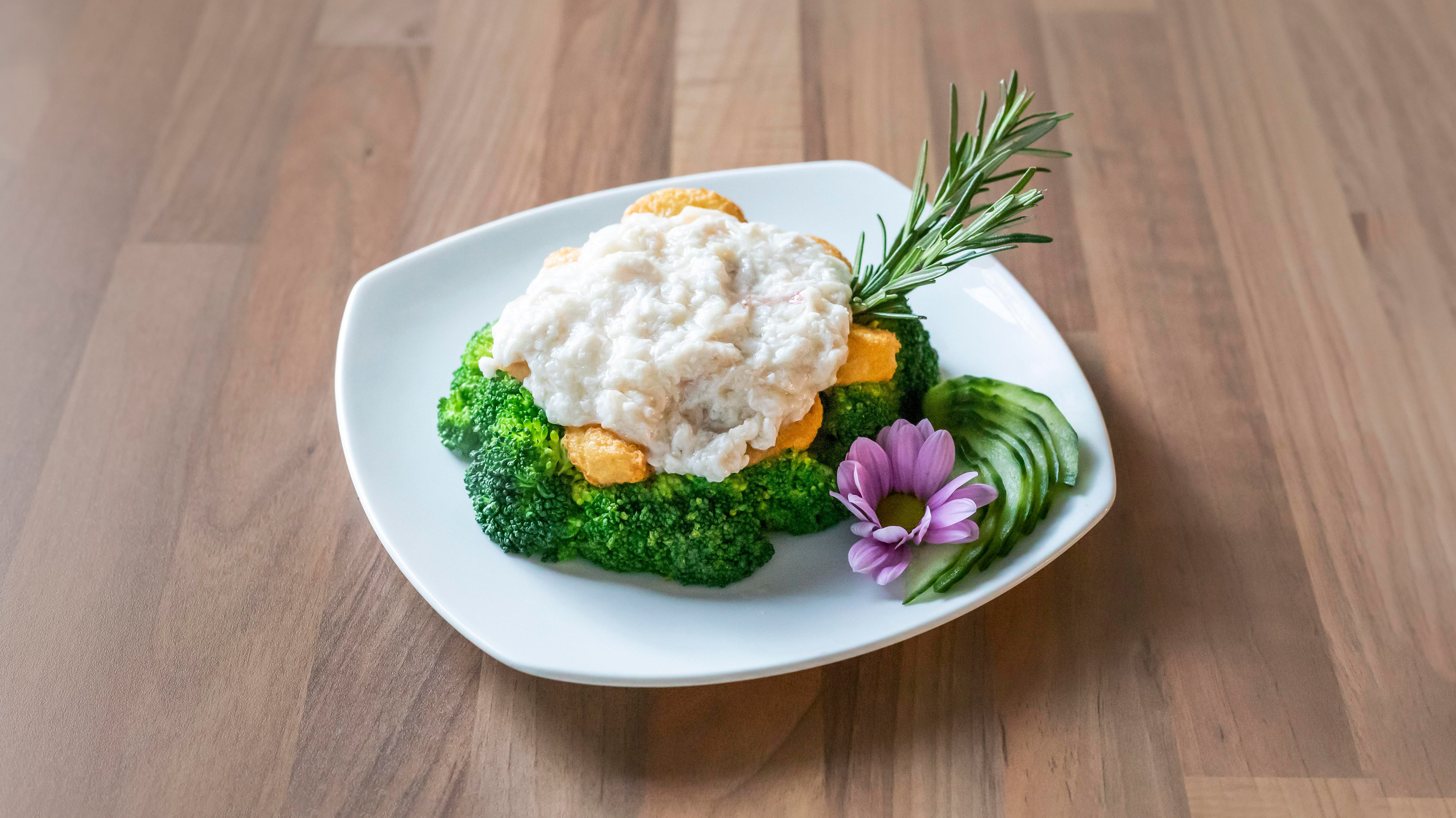 Egg Tofu & Broccoli in Crabmeat Sauce