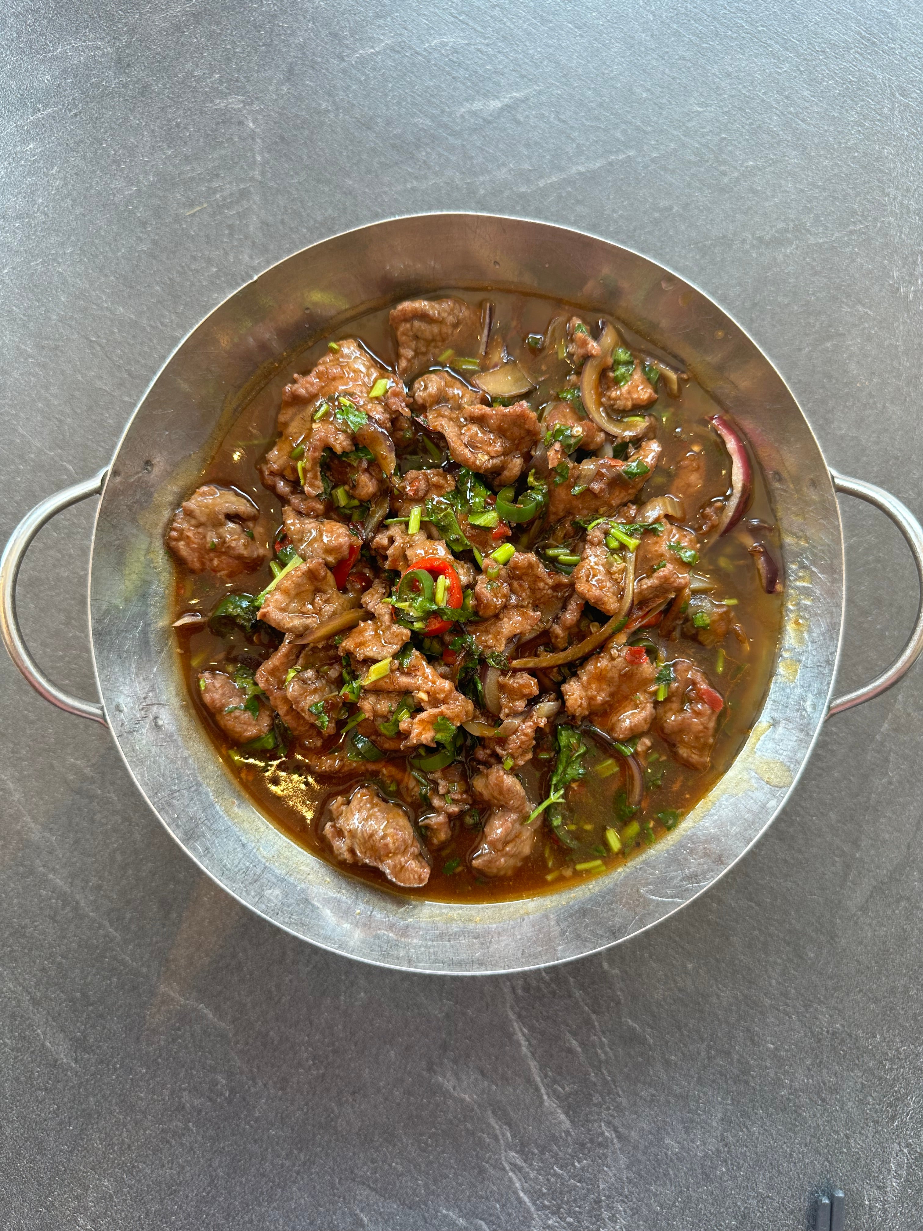 Spicy Tender Beef with Onion in Iron Wok 鐵鍋嫩牛