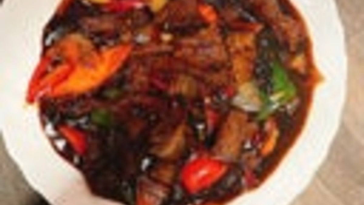 102 Beef with Cashew Nuts in Yellow Bean Sauce酱爆牛