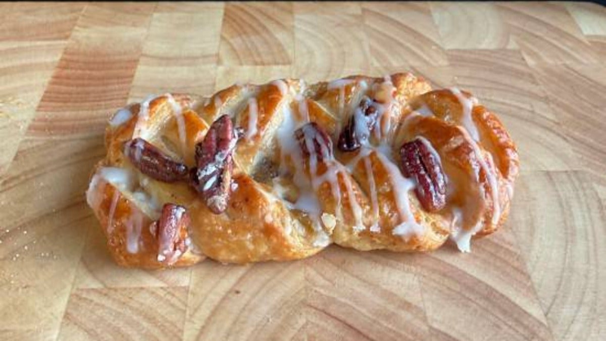 Maple & Pecan pastry & Hot Drink