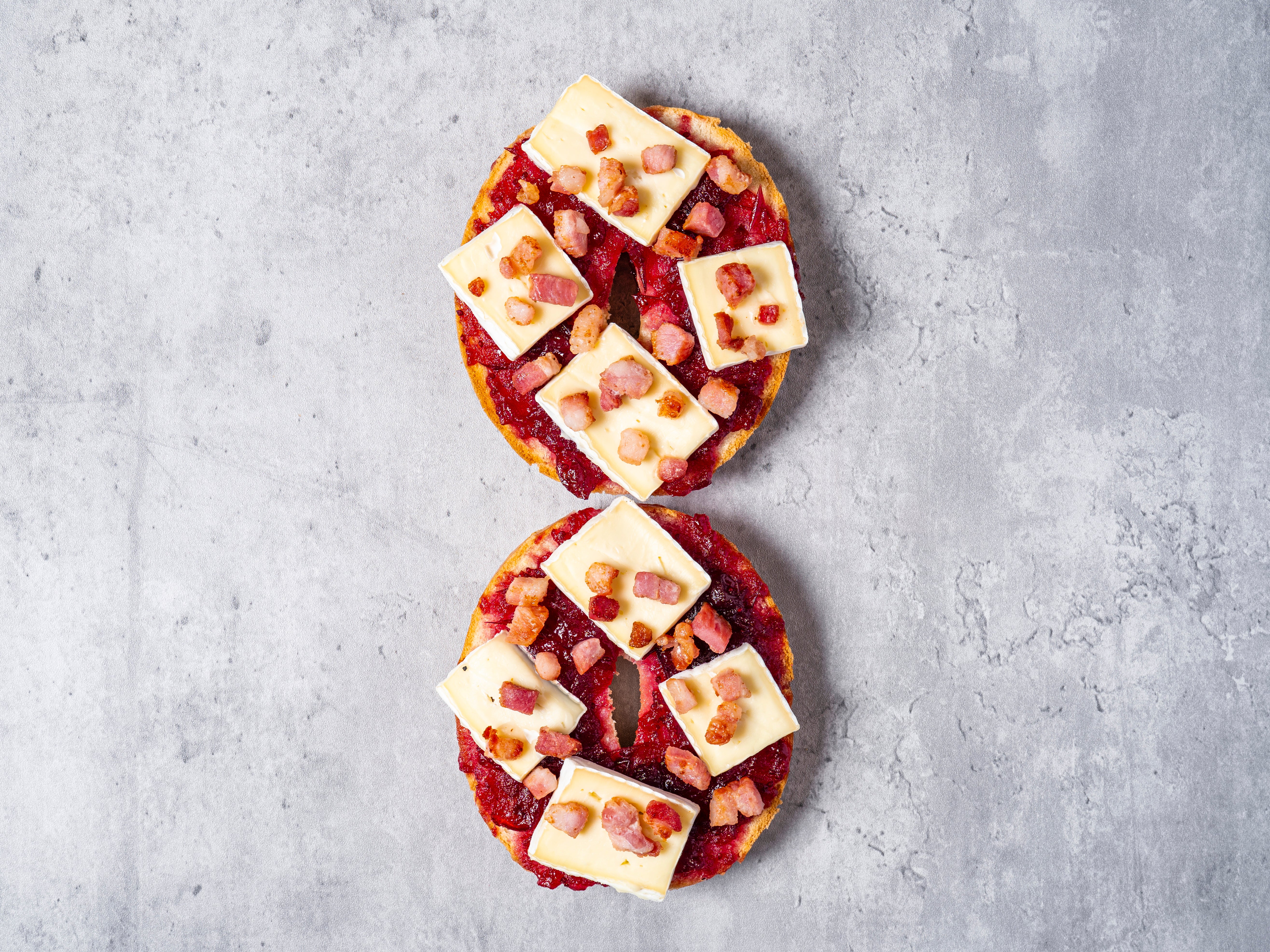 Toasted bagel with pancetta, brie and cranberry sauce
