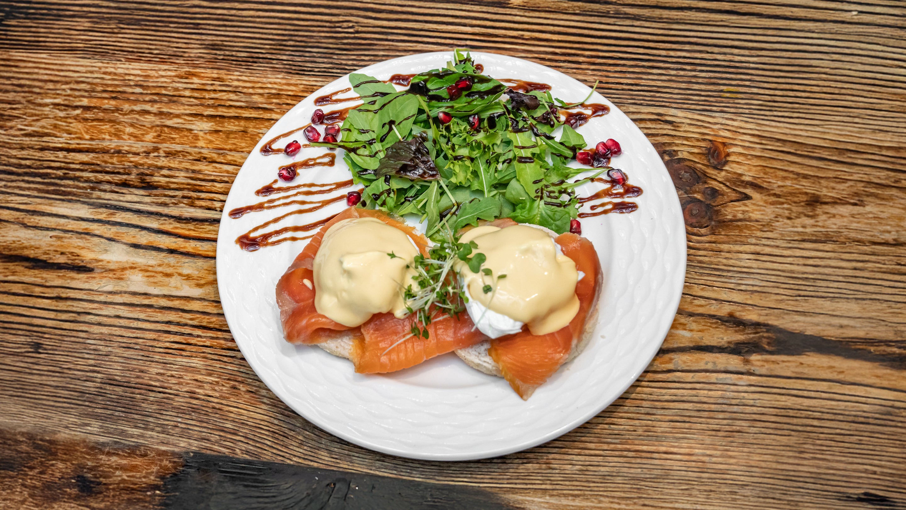 Salmon eggs benedict