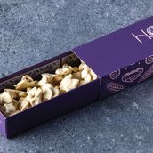White chocolate crunchy flakes