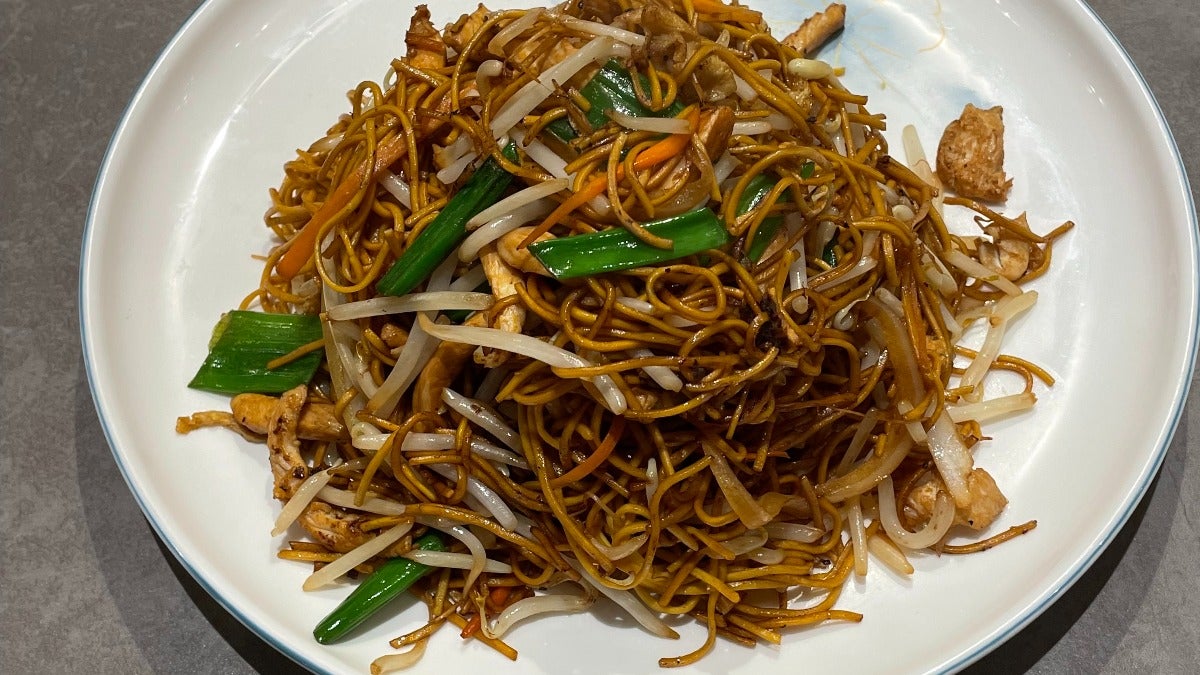 鸡肉炒饭 / 面 Stir-Fried Chicken with Rice or Noodle