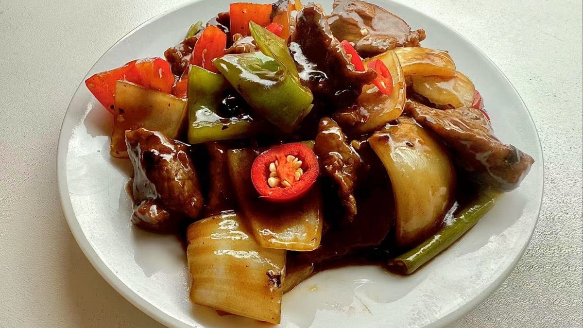Beef with Green Peppers in Black Bean Sauce 士召牛