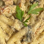 Alfredo Pasta Chiken With White Sauce