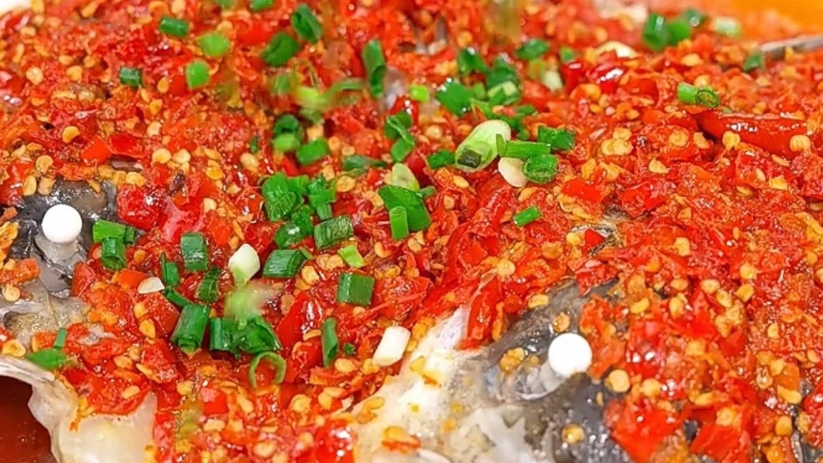 剁椒鱼头（half）steamed fish head with chopped chili