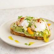 Avo toast with egg