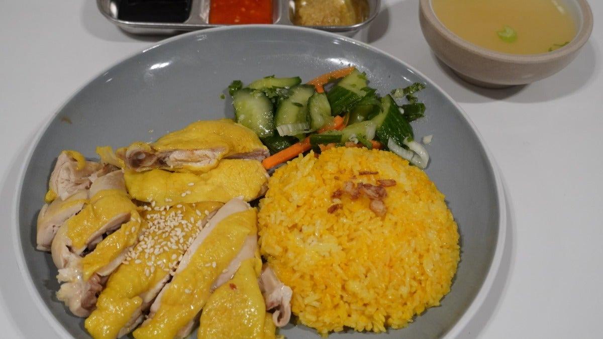 Q. 海南鸡饭 Hainanese chicken Rice