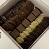 Mixed Cookies And Cremini Box