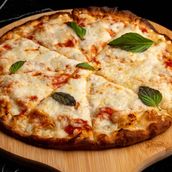 CLASSIC MARGHERITA PIZZA