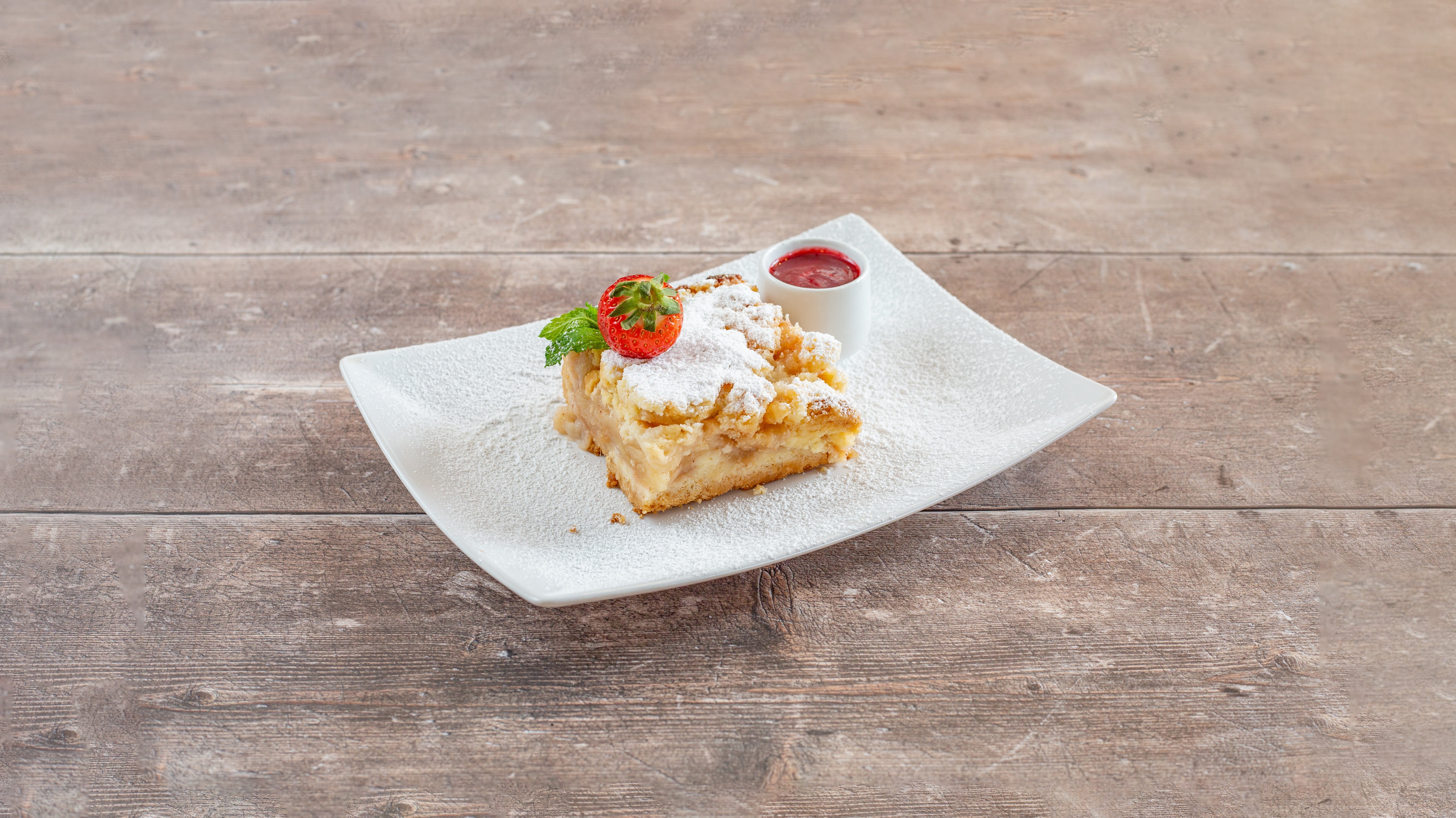 Apple Pie with Raspberries Sauce