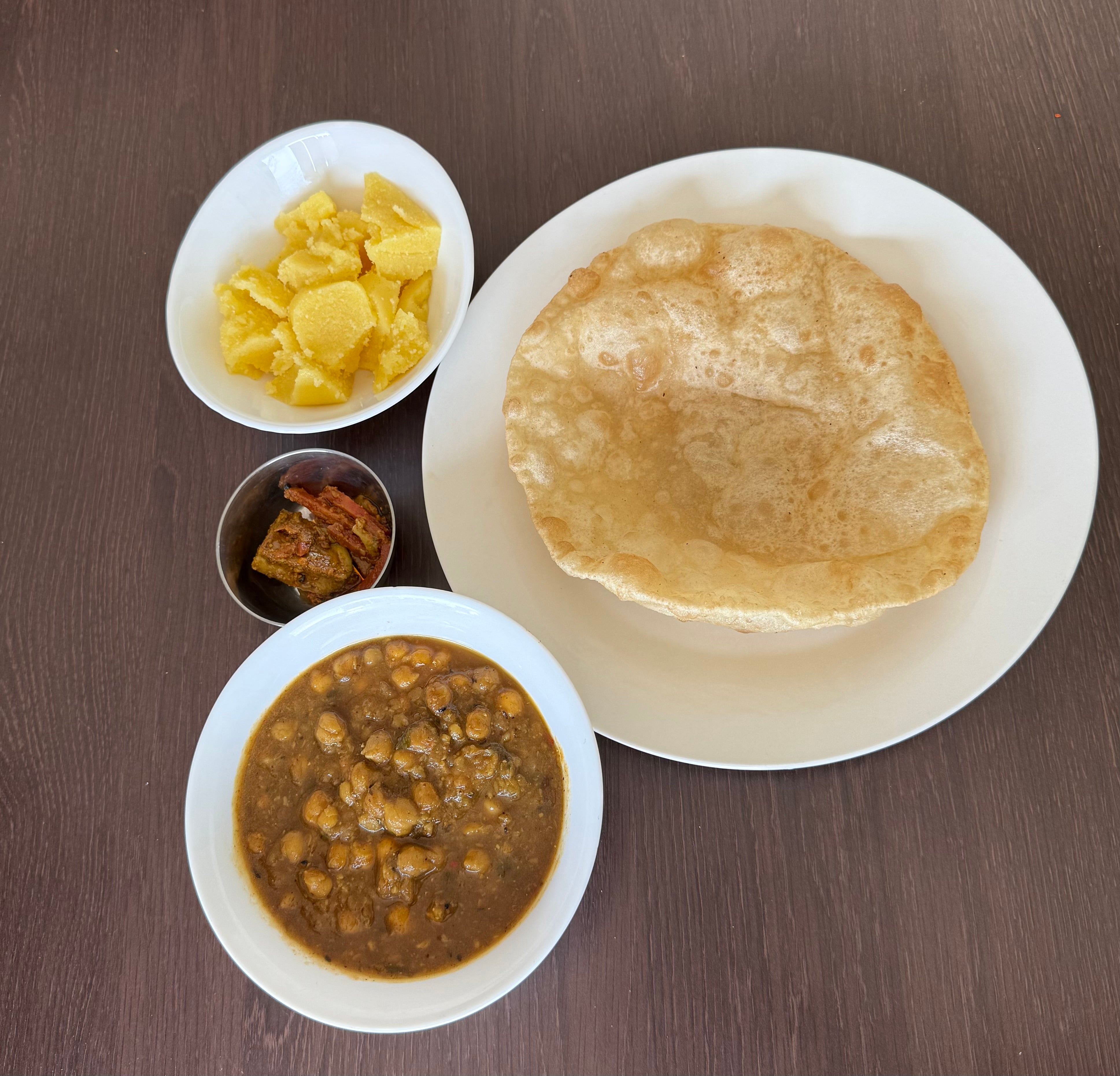 Puri Halwa Platter (2puri, halwa and cholay)