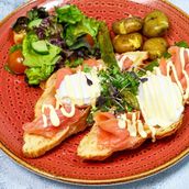 Croissant Benedict 