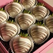 6 Pieces White Chocolate Dipped Strawberries
