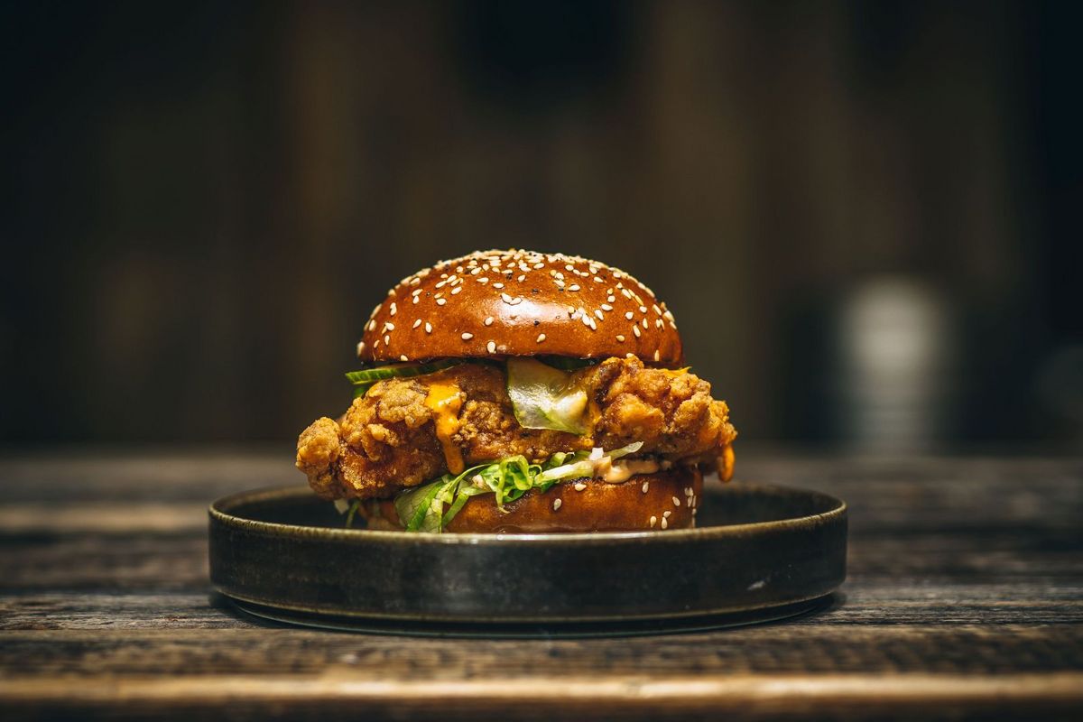 Randy's Signature Burger  (choose grilled or coated & fried)��