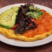Omelette With Salmon And Avocado (Омлет с лососем и авокадо)