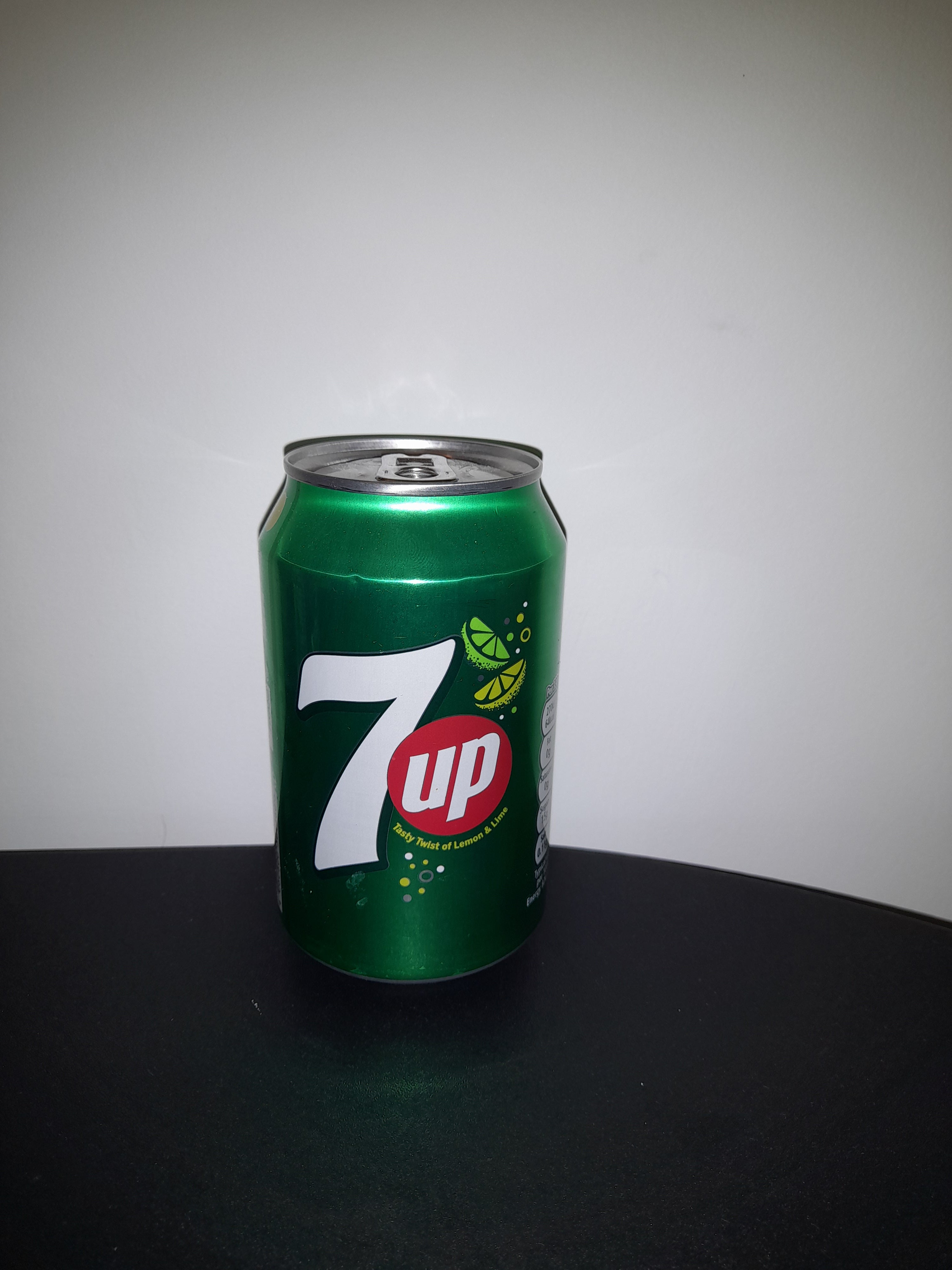 Can fizzy drinks 7up