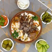 Hummus fatteh with meat