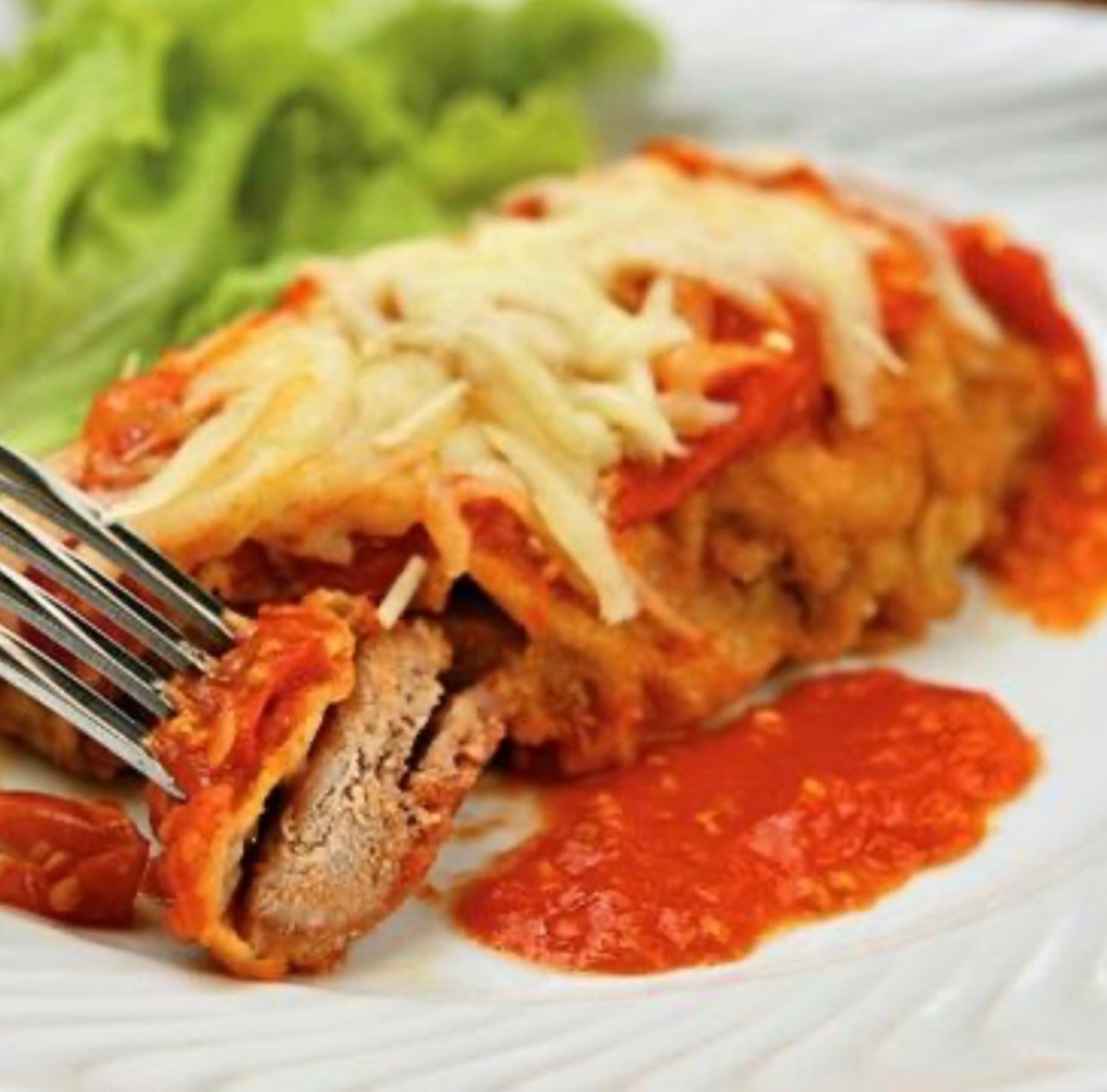 Beef Steak Parmigiana  served with 2 sides  - Contra-Filé A Parmeggiana + 2 Acompanhamentos
