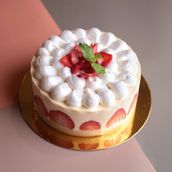 Strawberry Cake (18 Cm)