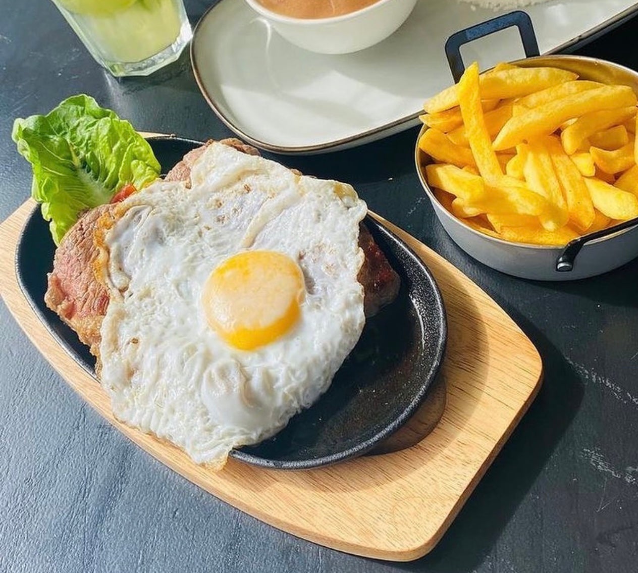 Bife a Cavalo + 2 Acompanhamentos