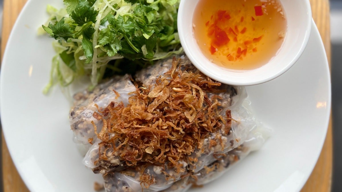 Banh cuon nhan (meat filled steamed rice rolls)