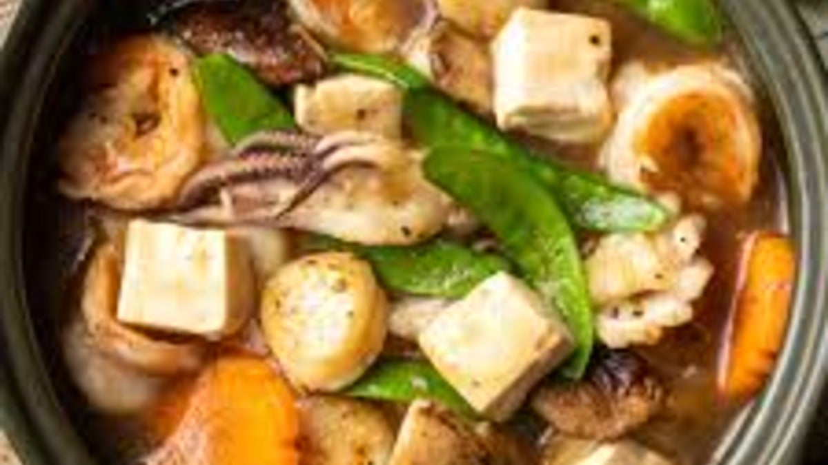 Braised bean curd with assorted meats & seafood in clay pot