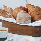 Corbeille de Pain et Viennoiseries (D) (G)  